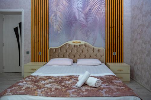盖贝莱Qafqaz Panoramic Mountain Chalet的一间卧室配有一张大床,墙上挂着一幅大画