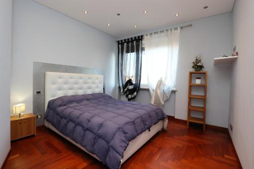 都灵Casa sotto le stelle的一间卧室配有一张带紫色床罩的床