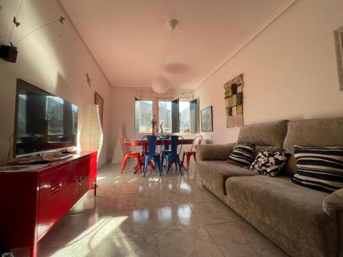 阿拉力兹Piso BOLBORETEIRO的客厅配有沙发和桌椅
