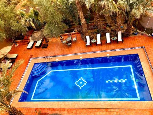 扎古拉Riad le petit jardin的大楼游泳池的顶部景色