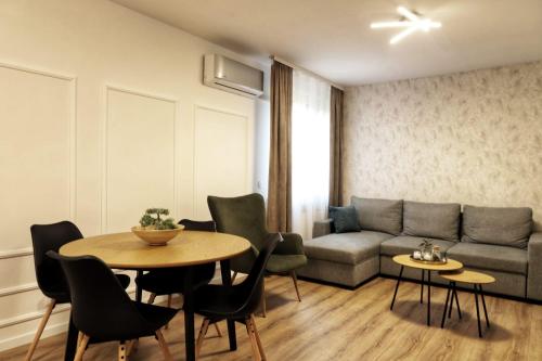 武科瓦尔Apartman Nila的客厅配有沙发和桌椅