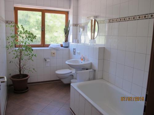 门兴格拉德巴赫卡斯坦尼恩霍夫酒店的浴室配有卫生间、盥洗盆和浴缸。