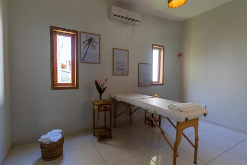 托兰克索Villa Alexandre Pousada - Trancoso的白色的浴室设有水槽和窗户。