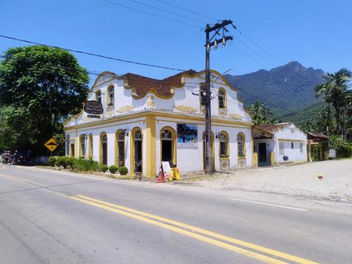莫雷蒂斯Pousada e Restaurante Dona Siroba的街道边的黄色和白色建筑