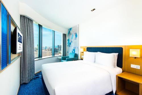 澳门澳门新口岸智选假日酒店的酒店客房设有一张床和一个大窗户