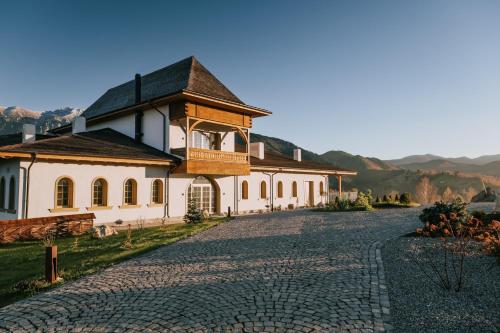 西蒙MATCA Transylvanian Sanctuary的白色建筑前的鹅卵石路