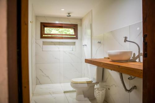 卡舒埃拉斯迪马卡库Guest House Fazenda do Francês & Culinária Francesa的一间带水槽和卫生间的浴室