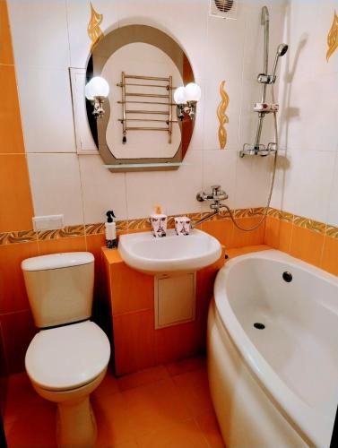 ShostkaХорошая однокомнатная квартира в центре города的浴室配有卫生间、盥洗盆和浴缸。
