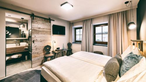 格罗萨尔Berg-Leben的酒店客房设有床和水槽