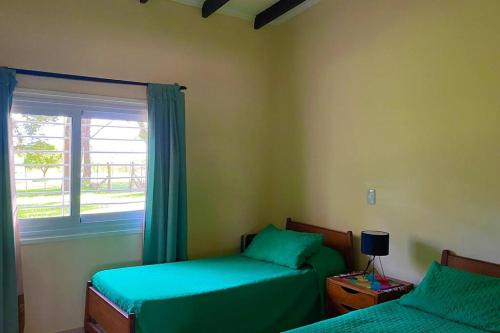 图蓬加托火山Casa en Tupungato的一间卧室设有两张床和窗户。