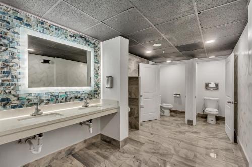 盐湖城Clarion Inn Salt Lake City Airport的浴室设有2个水槽和2个卫生间