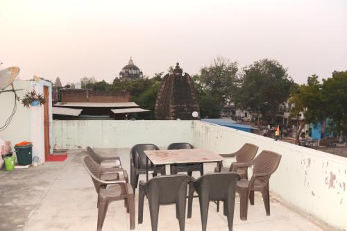 克久拉霍Hostel shivshakti khajuraho的建筑物屋顶上的桌椅