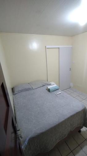 德奥多鲁元帅镇Suites na Praia do Francês的一间卧室,卧室内配有一张大床
