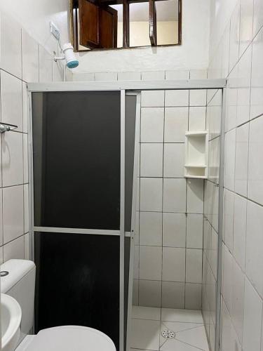德奥多鲁元帅镇Suites na Praia do Francês的一间带卫生间和玻璃淋浴间的浴室