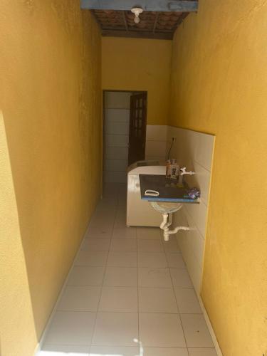 德奥多鲁元帅镇Suites na Praia do Francês的一间带水槽的浴室和一张位于客房内的床