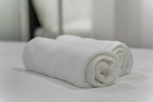 奥克兰The Antilia的床上一堆白色毛巾