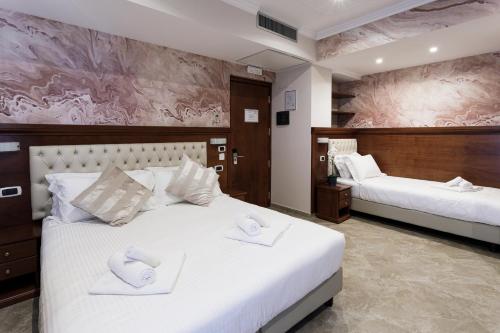 罗马Esposizione Luxury Rome的酒店客房,配有两张带白色床单的床