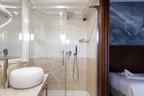 罗马Esposizione Luxury Rome的带淋浴、水槽和卫生间的浴室