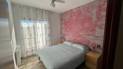 Santa Coloma de CervellóBabu Home Bcn的一间卧室设有一张床和红色的墙壁