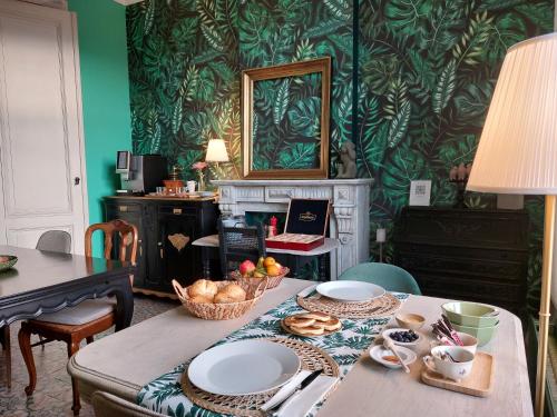 那慕尔Avou nozôtes的用餐室配有餐桌和食物