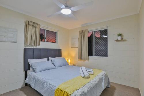 Burnett HeadsEdge of Oaks Beach的一间卧室配有一张黄色毯子床