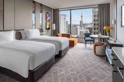奥克兰奥克兰柯蒂斯朗廷酒店集团 的酒店客房设有两张床和大窗户。