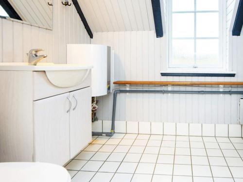 克莱戈德Holiday Home Kræ的白色的浴室设有水槽和冰箱。