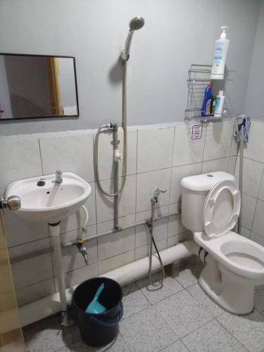 拉布安Orchid Homestay的一间带卫生间和水槽的浴室