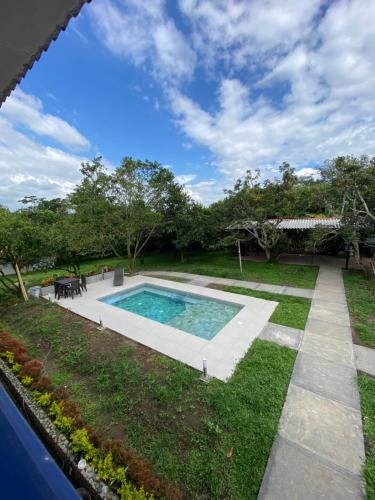 蒙特内哥罗Cabaña Quindiana - Excelente Ubicación的后院设有游泳池和草地
