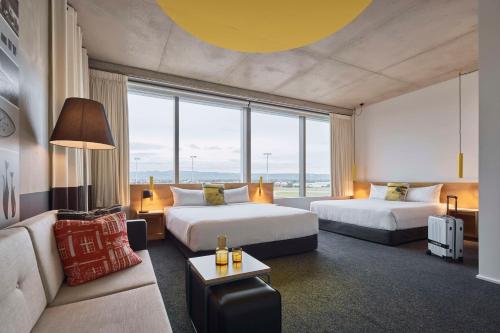 阿德莱德阿德莱德机场阿图拉酒店的酒店客房,设有两张床和一张沙发