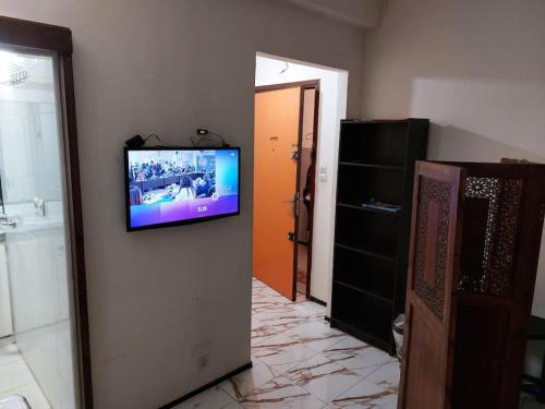 拉巴特Appartement au centre de Rabat à Hassan.的浴室墙上的电视