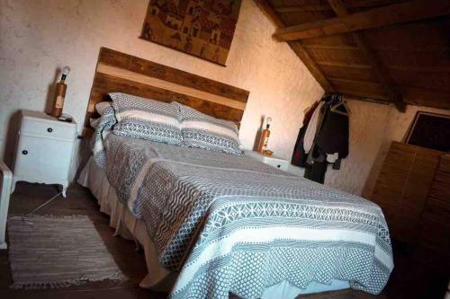 巴拉德瓦利扎斯Casa en Valizas a 250m del mar的一间卧室配有一张大床和木制床头板