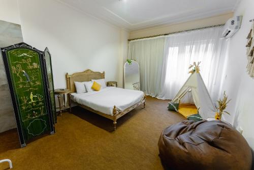 开罗El Otel The Hotel的一间卧室配有一张床和一个帐篷