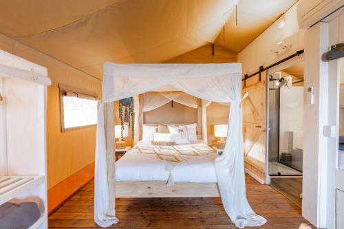 卡尔斯NRMA Phillip Island Beachfront Holiday Park的帐篷内一间卧室,配有一张床
