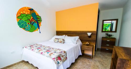 马尼萨莱斯Bosques de la Pradera的卧室配有一张床,墙上有鹦鹉