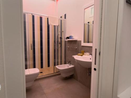 斯廷蒂诺309 Le Saline - Stintino的浴室配有卫生间、盥洗盆和淋浴。