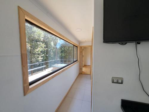 卡斯特鲁Altos de Llicaldad Lodge的小房间设有窗户和电视