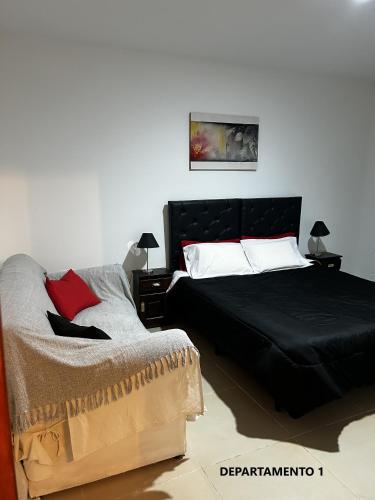 玛利亚镇Sabattini Apart的一间卧室配有一张带黑色棉被的床