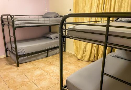 迈阿密Beds & Sheets DOWNTOWN的旅馆内带两张双层床的客房