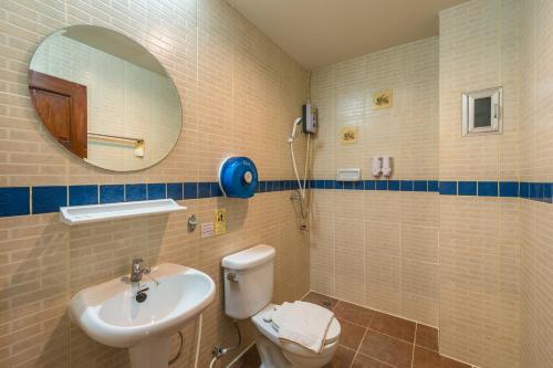 高兰Lanta Thip House by Swiss-Belhotel - SHA Plus的一间带水槽、卫生间和镜子的浴室