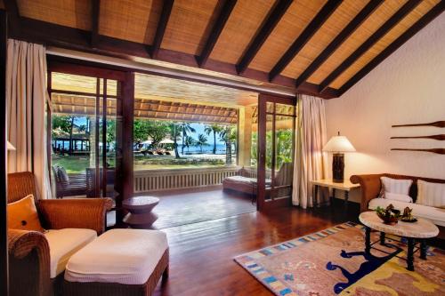 丹戎The Oberoi Beach Resort, Lombok的客厅配有沙发和桌子