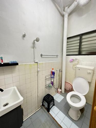 瓜拉立卑nd homestay的一间带卫生间和水槽的浴室