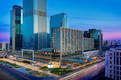 阿斯塔纳Sheraton Astana Hotel的城市天际线,高楼,高速公路
