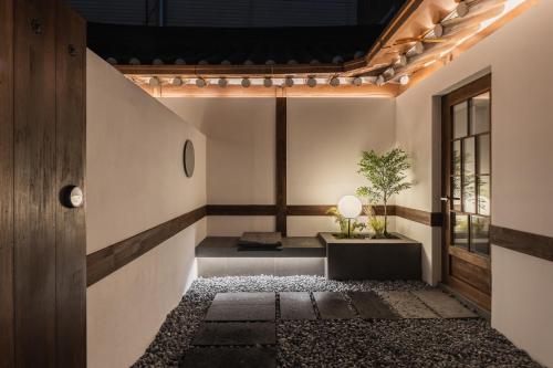 首尔Luxury hanok with private bathtub - SW15的一间有长凳的房间,里面装有植物