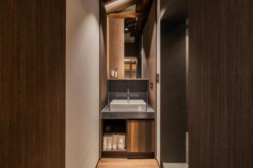 首尔Luxury hanok with private bathtub - SW15的一个带水槽和柜台的小厨房