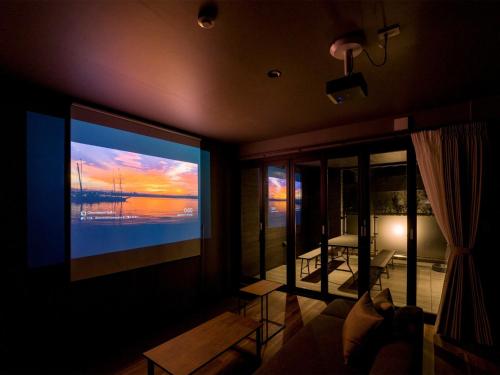日光Rakuten STAY Nikko Hoden Capacity of 4 persons的客厅配有壁挂式大屏幕平面电视