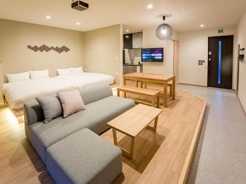 日光Rakuten STAY Nikko Hoden Capacity of 4 persons的客厅配有沙发和1张床