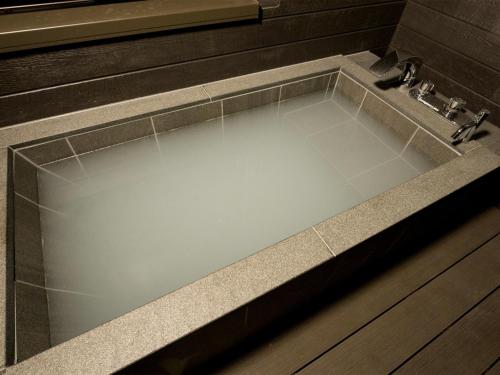 日光Rakuten STAY Nikko Hoden Capacity of 8 persons的浴室内配有浴缸和水槽