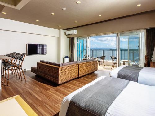 本部Sunset Resort Canphou的酒店客房设有两张床,享有海景。