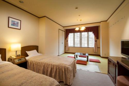 小谷村绿色广场白马酒店的酒店客房设有两张床和电视。